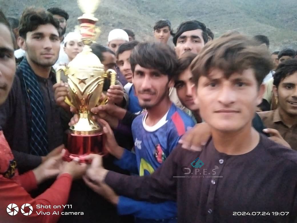 کونړ؛ په مرکز څاګي سيمه کې د ۱۶ لوبډلو ترمنځ د ټېپ بال کرکټ سيالۍ پای ته ورسېدې