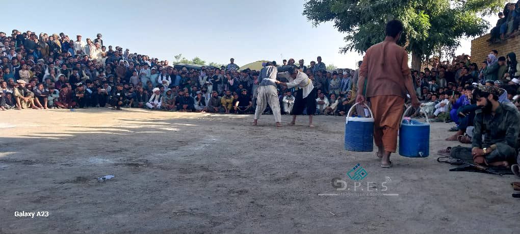 بغلان ؛ رقابت‌های کشتی محلی میان ۹۰ ورزشکار در ولسوالی نهرین برگزار شد