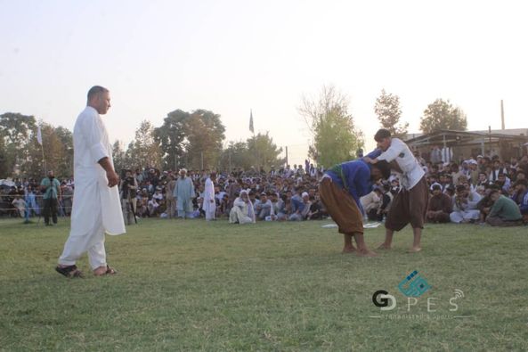 کندز؛ مرکز کې د ٨٠ پهلوانانو ترمنځ د سیمه ییزې غېږ نیونې سیالۍ ترسره شوې