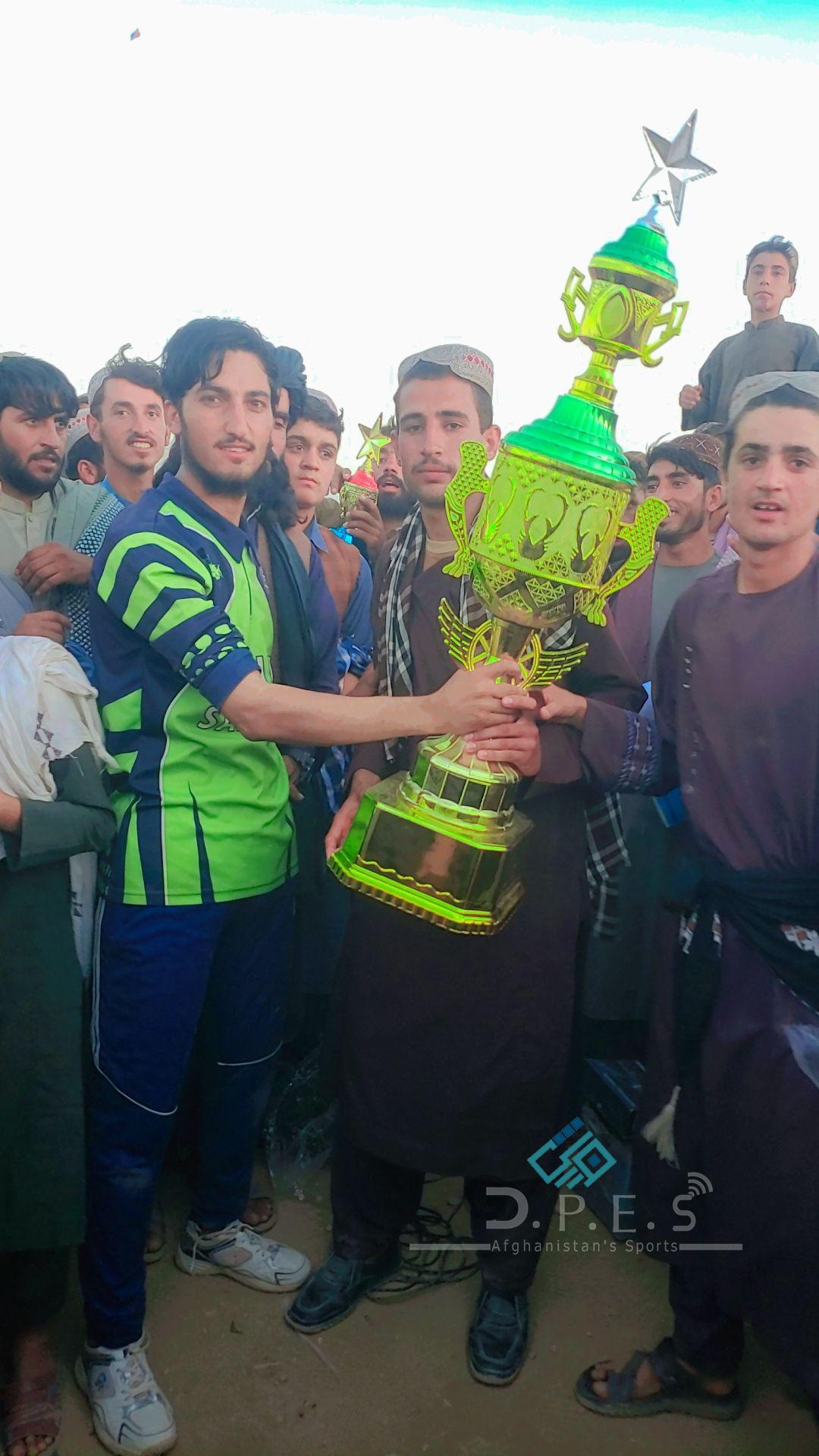 هلمند؛ په نادعلي ولسوالۍ کې د ۱۲ لوبډلو ترمنځ د ټېپ بال کرکټ سيالۍ پای ته ورسېدې