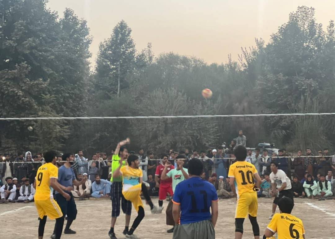 کندز؛ کلباد ولسوالۍ کې د ۲۰ لوبډلو ترمنځ د والیبال سیالۍ پای ته ورسېدې