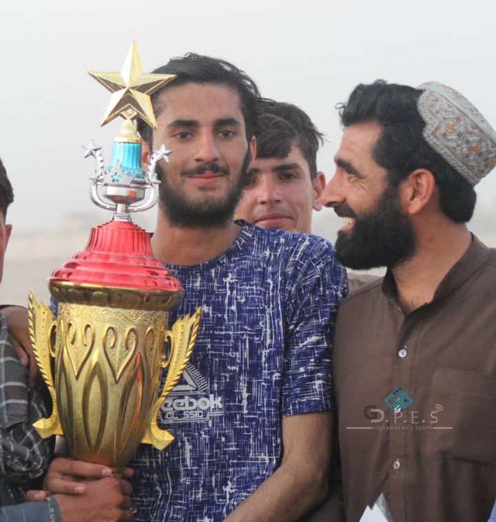 هلمند؛ مرکز لښکرګاه ښار کې د اتو لوبډلو ترمنځ د ټېپ بال کرکټ سیالۍ پای ته ورسېدې