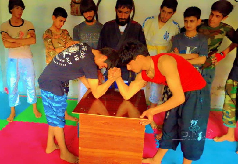 ميدان وردگ؛ په ميدان ښار کې د ۴۰ ورزشکارانو ترمنځ د لاس چپه کولو سيالۍ ترسره شوې