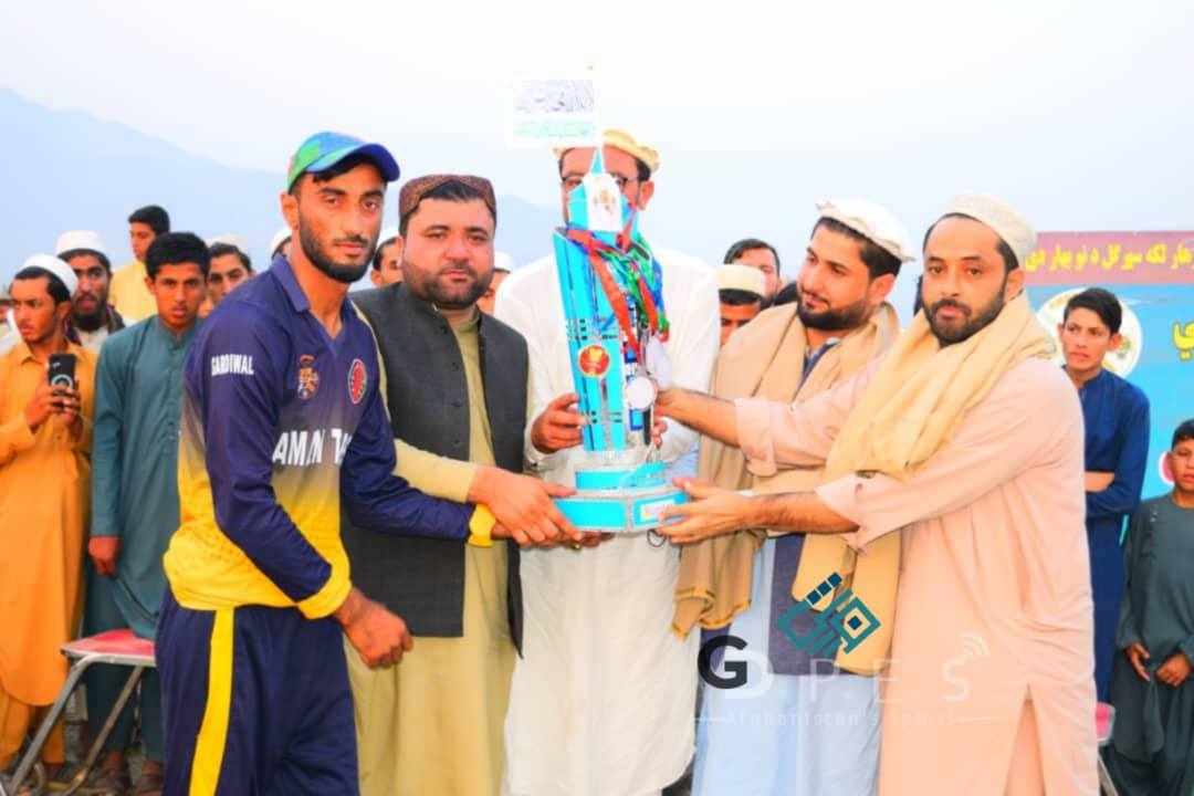 ننګرهار؛ مومند درې ولسوالۍ کې د ٤٠ لوبډلو ترمنځ د ټېپ بال کرکټ سیالۍ پیل شوې