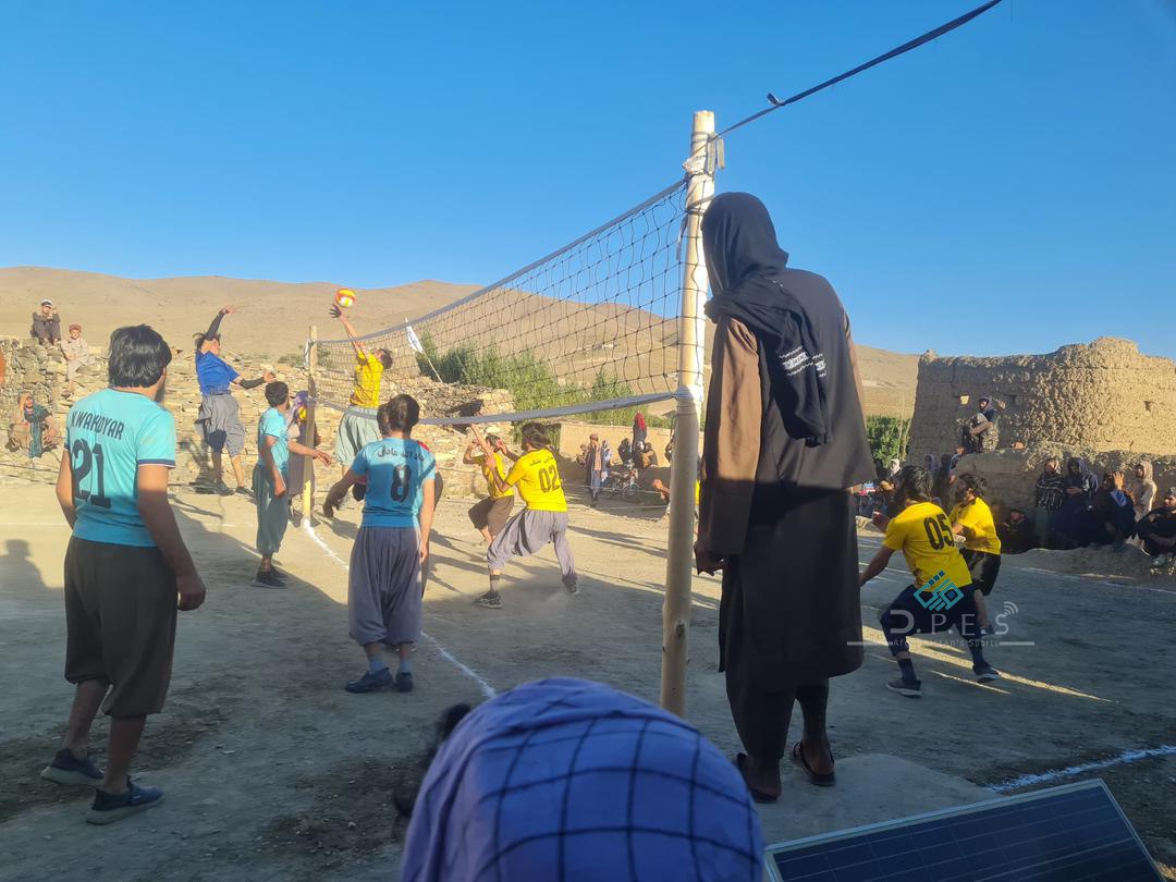 میدان وردګ؛ چک ولسوالۍ کې د ۴۰ لوبډلو ترمنځ د والیبال سیالۍ پیل شوې