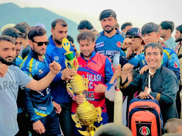 ننګرهار؛ خېوې ولسوالۍ کې د شپږو لوبډلو ترمنځ د ټېپ بال کرکټ سیالۍ پای ته ورسېدې