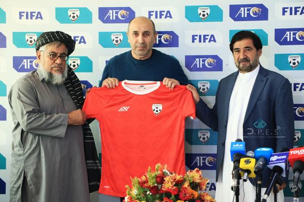 کابل؛ عثمان توشیف مربی مرکز آسیا مسئولیت سر مربی تیم ملی فوتبال کشور را بدست گرفت