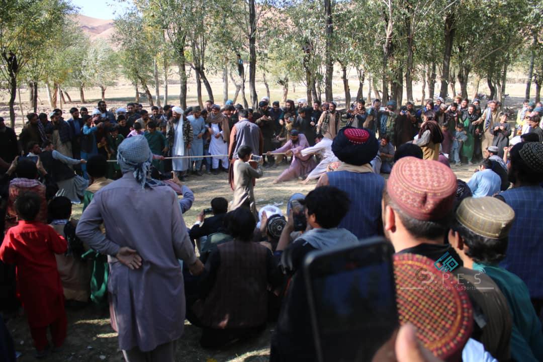 مسابقات ریسمان کشی درمرکزولسوالی تولک ولایت غور میان ۴۸ ورزشکار برگزار شد