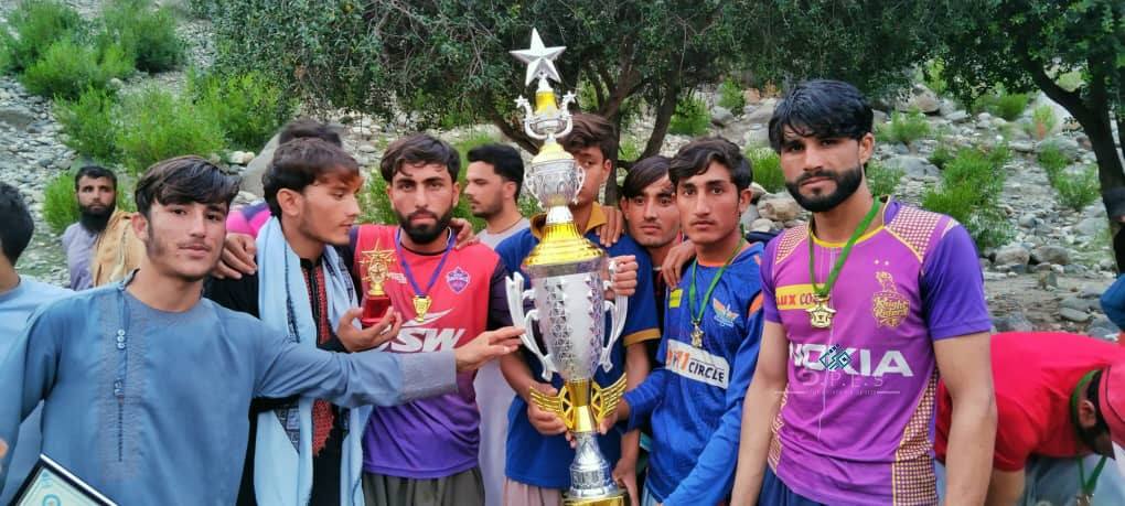 کونړ؛ په اسمار ولسوالۍ کې د ۲۴ لوبډلو ترمنځ د ټېپ بال کرکټ سيالۍ پای ته ورسېدې