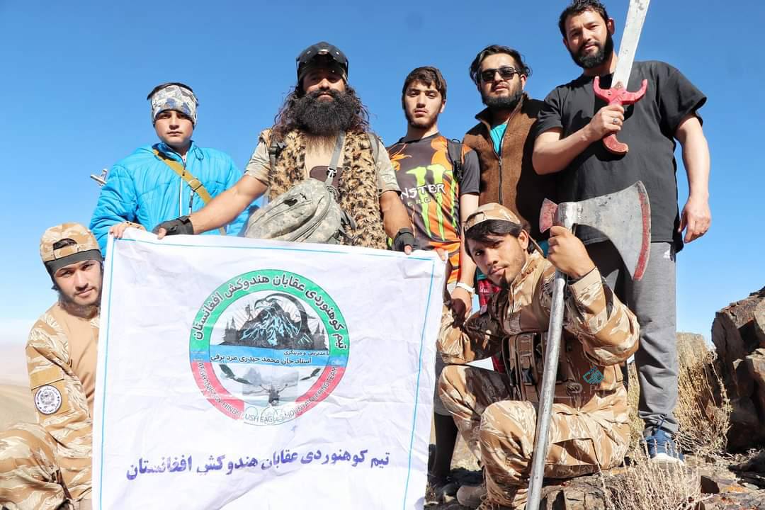 غور؛ تیم هفت نفری کوهنوردی عقابان هندوکش در سلسله کوه های سیاه کوه صعود نمودند
