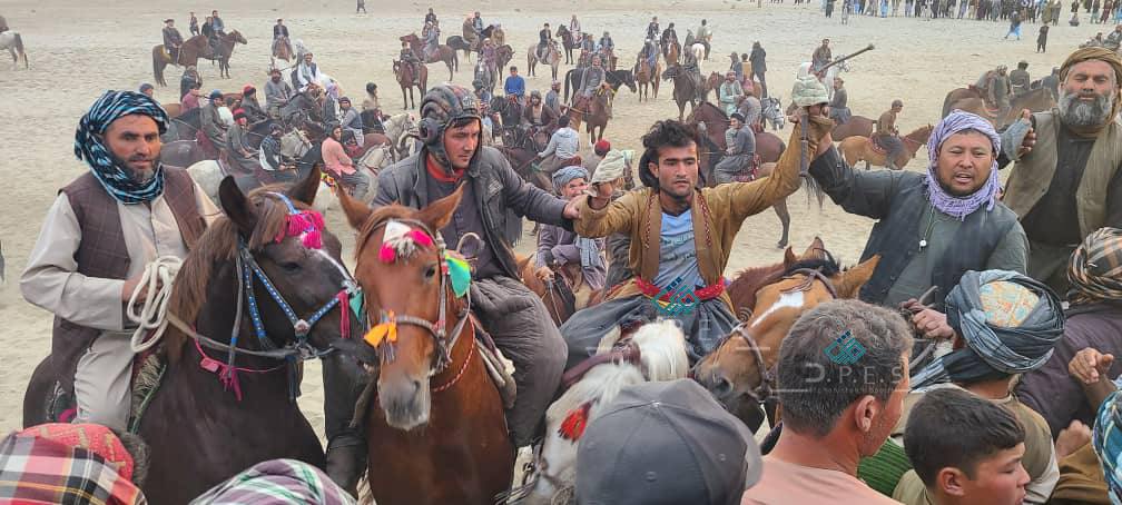 کندز ؛ مسابقات بزکشی با اشتراک ۶۵ چاپنداز در ولسوالی قلعه زال برگزار شد