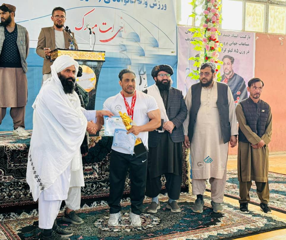 غزنی؛ محفل تشویق و تقدیر از حمیدالله عمری نائب قهرمان جهان در رشته پرورش اندام برگزار گردید