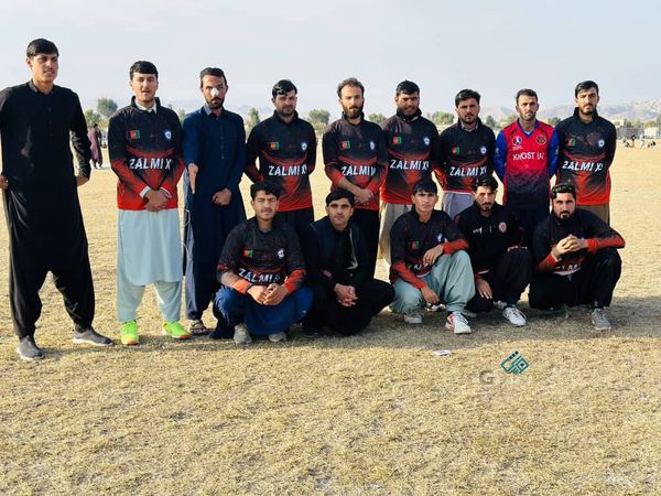 خوست کې د ۵۰ لوبډلو ترمنځ د ټېپ بال کرېکټ سيالۍ پای ته ورسېدې