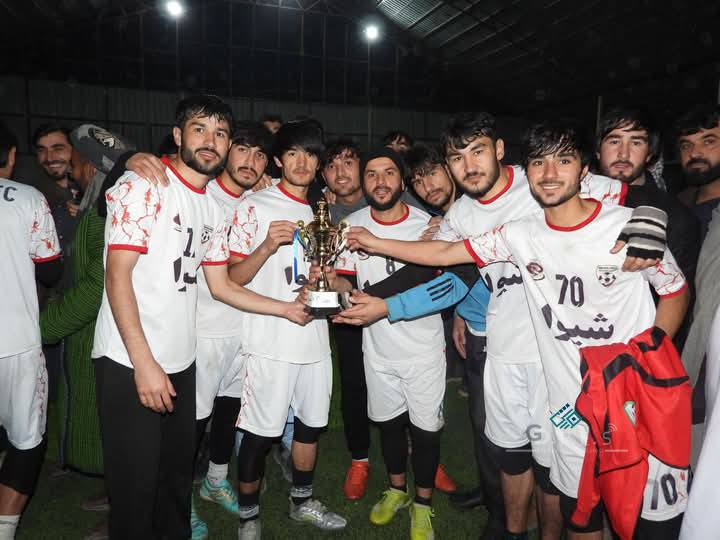 تخار؛ تیم فوتسال شیوا قهرمان رقابت‌های فوتسال در ولسوالی چاه‌آب شد