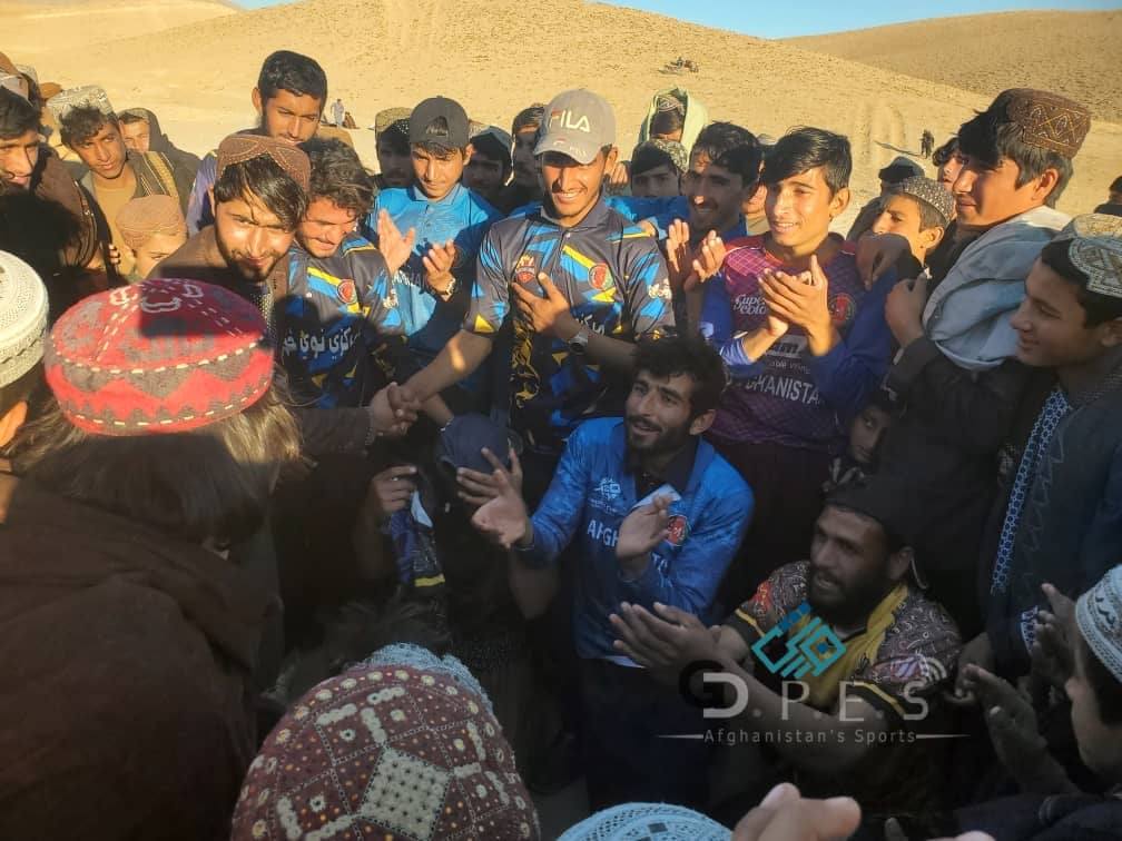 ارزګان؛ چهار چینو ولسوالۍ کې د ١٢ لوبډلو ترمنځ د ټېپ بال کرېکټ سیالۍ پای ته ورسېدې