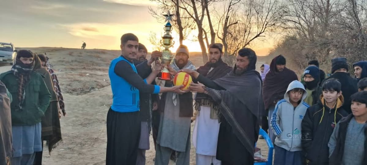 غزني؛ خواجه عمري ولسوالۍ کې د ۱۰ لوبډلو ترمنځ د والیبال سیالۍ پای ته ورسېدې