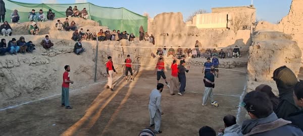 غزنی؛ مسابقات والیبال با اشتراک ۱۶ تیم در ولسوالی خواجه عمری اغاز گردید