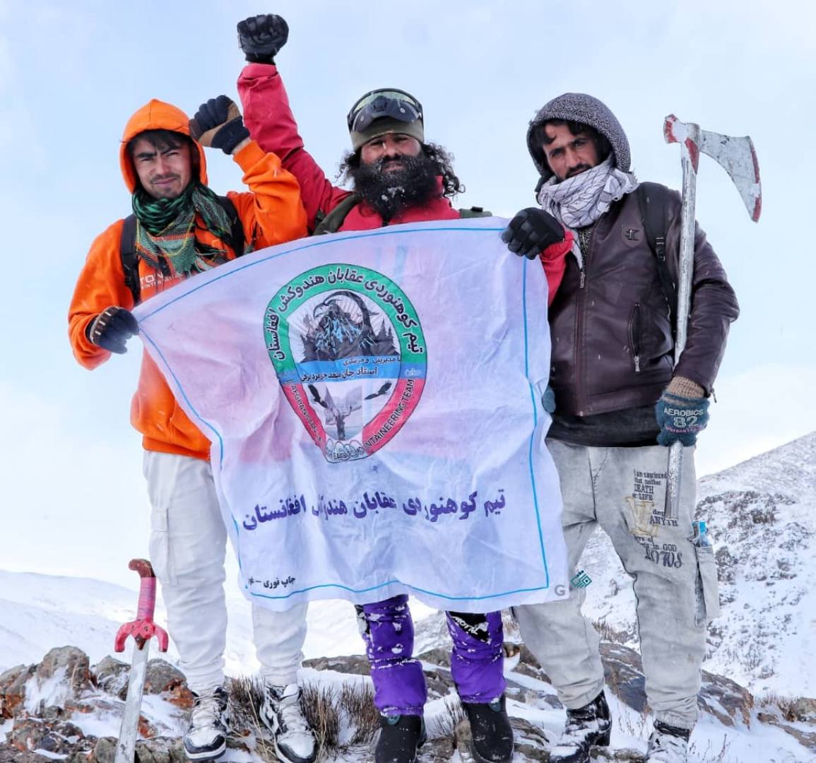 غور کې د عقابان هندوکش غرختنې څلور کسېزه لوبډله د سياه کوه غرونو لوړې څوکې ته وختله