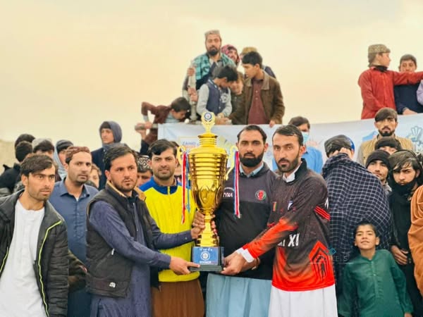 خوست کې د شپږو لوبډلو ترمنځ د ټېپ بال کرېکټ سیالۍ پای ته ورسېدې