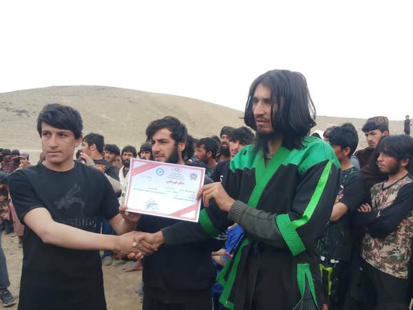 زابل؛ په شاجوی ولسوالۍ کې د ۴۴ لوبغاړو ترمنځ د ځغاستې سيالۍ وشوې