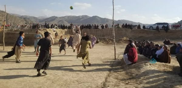 زابل؛ ارغنداب ولسوالۍ کې د ١٢ لوبډلو ترمنځ د والیبال سیالۍ پیل شوې