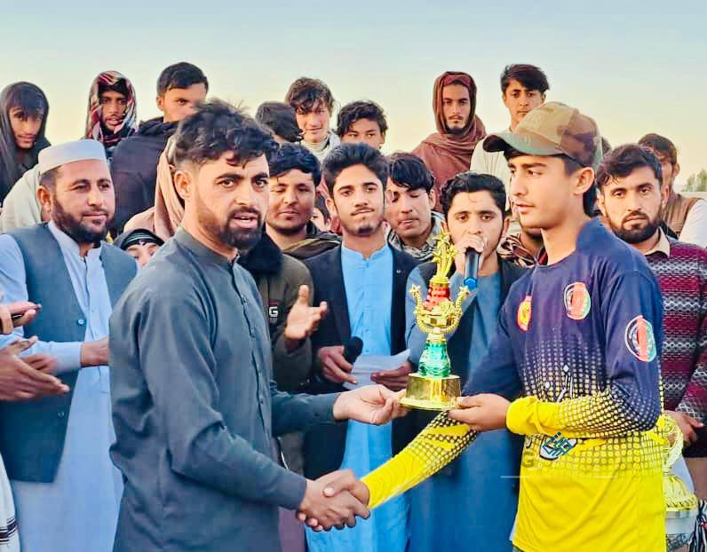 ننگرهار؛ په لعلپورې ولسوالۍ کې د لسو لوبډلو ترمنځ د ټېب بال کرېکټ سيالۍ پای ته ورسېدې