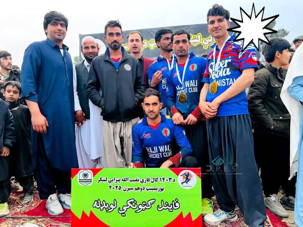 خوست؛ په مرکز متون ښار کې د ۳۴ لوبډلو ترمنځ د ټېپ بال کرکټ سیالۍ پای ته ورسېدې