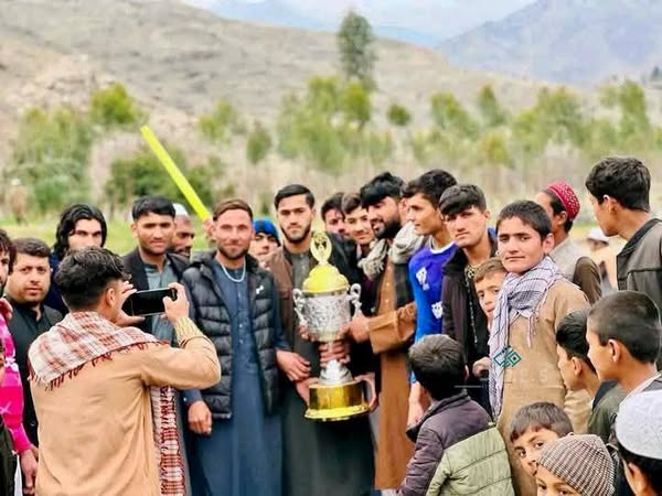 ننګرهار؛ په دره نور ولسوالۍ کې د ۳۰ لوبډلو ترمنځ د ټېپ بال کرېکټ سيالۍ پای ته ورسېدې