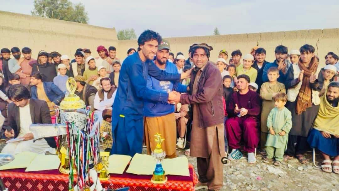ننگرهار؛ کامې ولسوالۍ کې د ۳۲ لوبډلو ترمنځ د ټېپ بال کريکټ سيالۍ پای ته ورسېدې