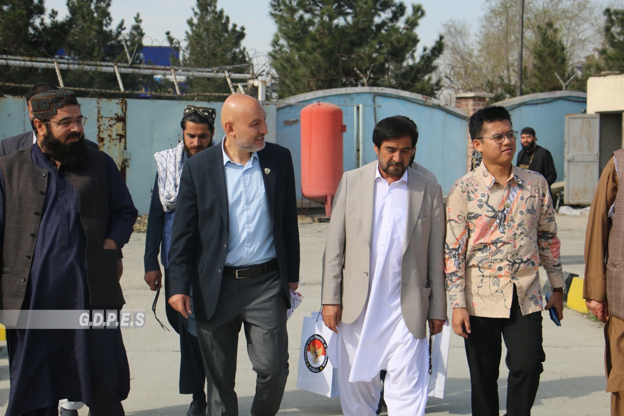 کابل کې د اسلامي همکاریو د سازمان مرستيال او کابل کې د اندونیزیا د سفير مرستيال د فوټبال ملي فدراسيون له رييس سره وليدل