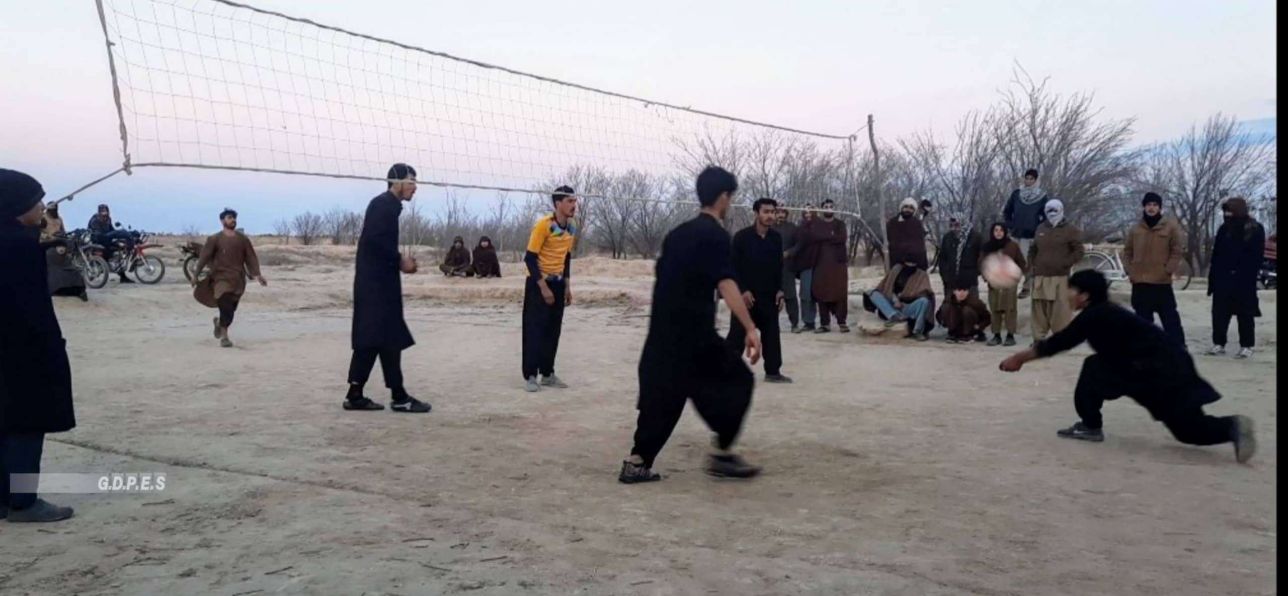 بلخ ؛ رقابت های والیبال میان ۸ تیم در ولسوالي دولت آباد قريه ليندۍ آغاز شد