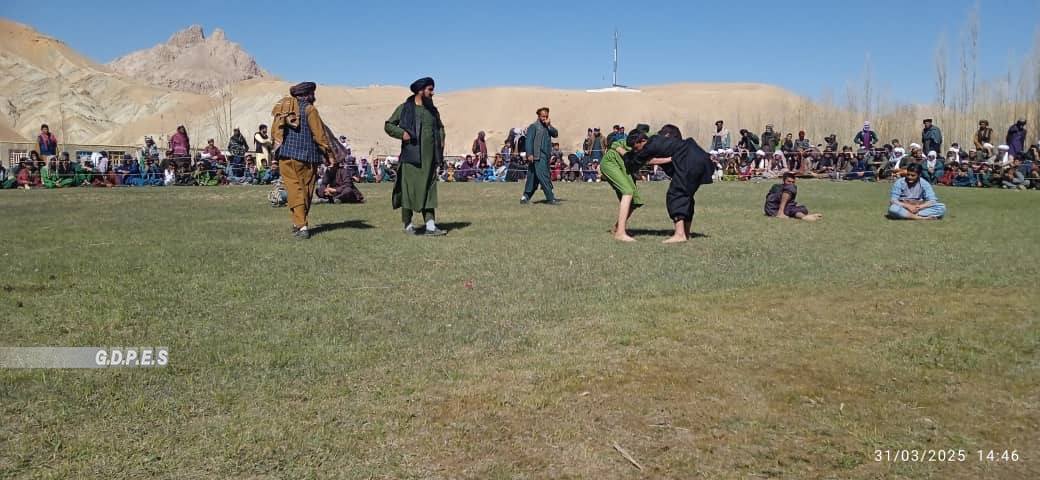 مسابقات کشتی محلی به مناسبت تجلیل از عید سعید فطر در ولسوالی پسابند ولایت غور برگزار شد