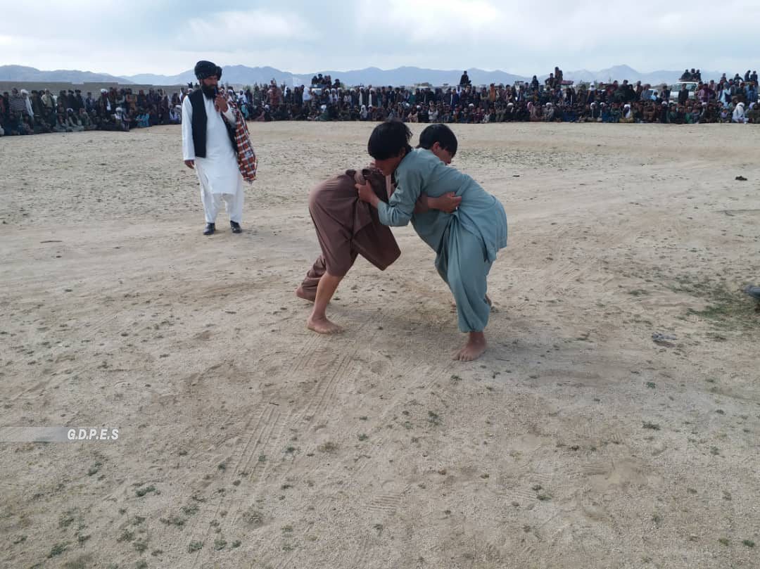 رقابت‌های کشتی کمری کوچی‌ها به مناسبت عید سعید فطر در ولایت غزنی برگزار گردید