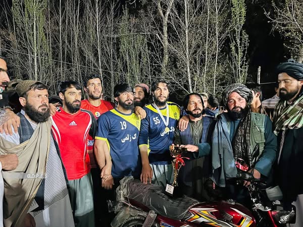 میدان وردګ؛ چک ولسوالۍ کې د ۸۰ لوبډلو ترمنځ د والیبال سيالۍ پای ته ورسېدې