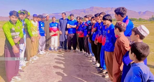 ننګرهار؛ په مومندرې ولسوالۍ کې د ۱۲ لوبډلو ترمنځ د ټېپ بال کرېکټ سيالۍ پيل شوې