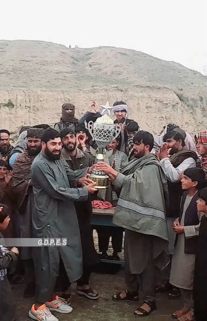 میدان وردګ؛ سید آباد ولسوالۍ کې د ٣٢ لوبډلو ترمنځ د ټېپ بال کرېکټ سیالۍ پای ته ورسېدې