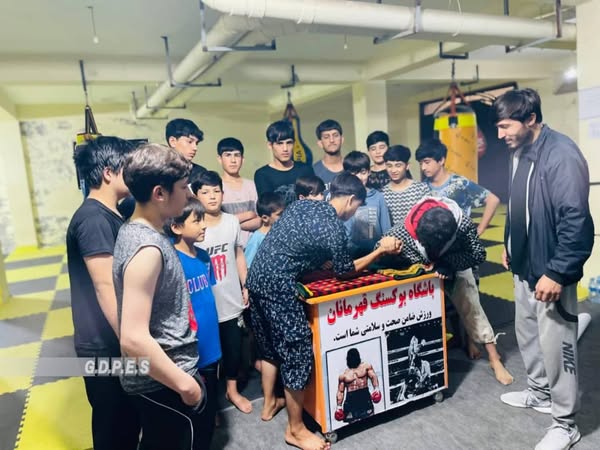 تخار؛ مسابقات دست کشتی با اشتراک دوازده ورزشکار در شهر تالقان برگزار گردید