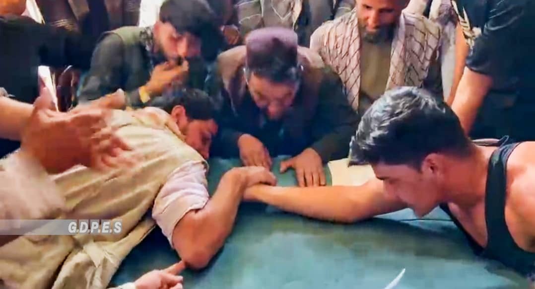 کاپیسا؛ رقابت های دست کشتی میان ۴۰ تن در مرکز شهر محمود راقی برگزار شد