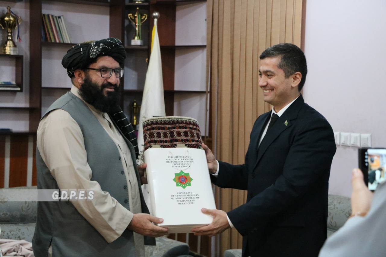 د ورزش ادارې عمومي رئیس مولوي احمدالله وثیق د ترکمنستان هیواد له سرکنسول باتر یولوف سره ولیدل