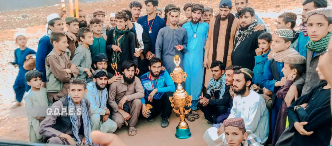 لغمان؛ علیشنګ ولسوالۍ کې د ٣٢ لوبډلو ترمنځ د ټېپ بال کرېکټ سیالۍ پای ته ورسېدې