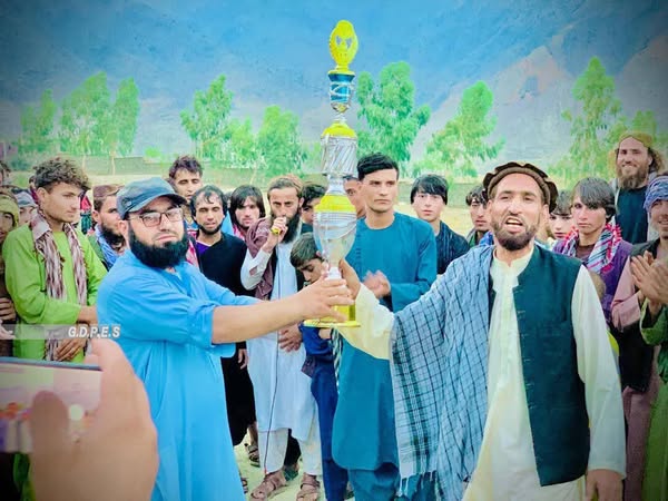 لغمان؛ علینګار ولسوالۍ کې د ٢٢ لوبډلو ترمنځ د ټېپ بال کرېکټ سیالۍ پای ته ورسېدې