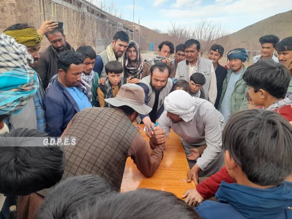 رقابت‌های دست کشتی میان ۲۰ تن در ولسوالی اشترلی دایکندی برگزار شد