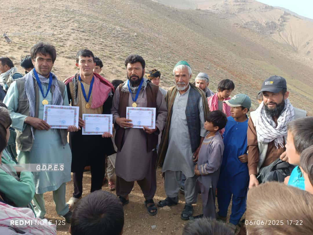 دایکندی؛ مسابقات پرتاب سنگ با اشتراک ۲۵ ورزشکار در ولسوالی اشترلی برگزار گردید