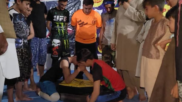 زابل کې د ۲۰ ورزشکارانو ترمنځ د لاس چپه کولو سيالۍ وشوې