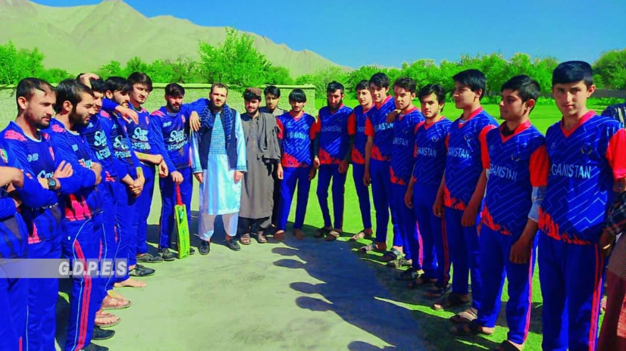 ارزگان؛ چوره ولسوالۍ کې د ۲۰ لوبډلو ترمنځ د ټېپ بال کرکټ سیالۍ پیل شوې