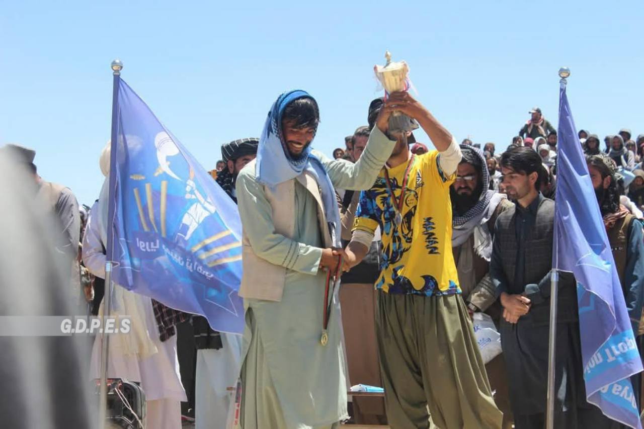 لوگر؛ خروار ولسوالۍ کې د ۲۵ لوبډلو ترمنځ د ټېپ بال کرکټ اختریزې سيالې پای ته ورسېدې