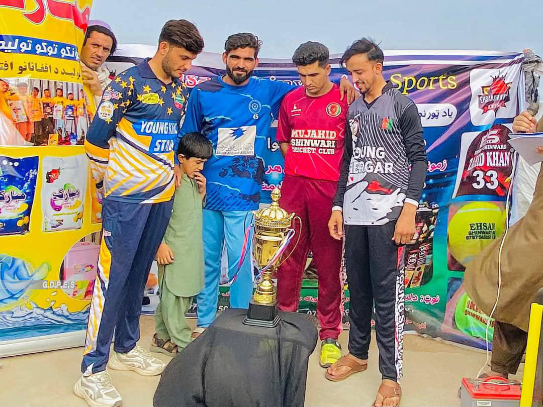 ننګرهار؛ مومند دره ولسوالۍ کې د ٦٠ لوبډلو ترمنځ د ټېپ بال کرېکټ سیالۍ پای ته ورسېدې