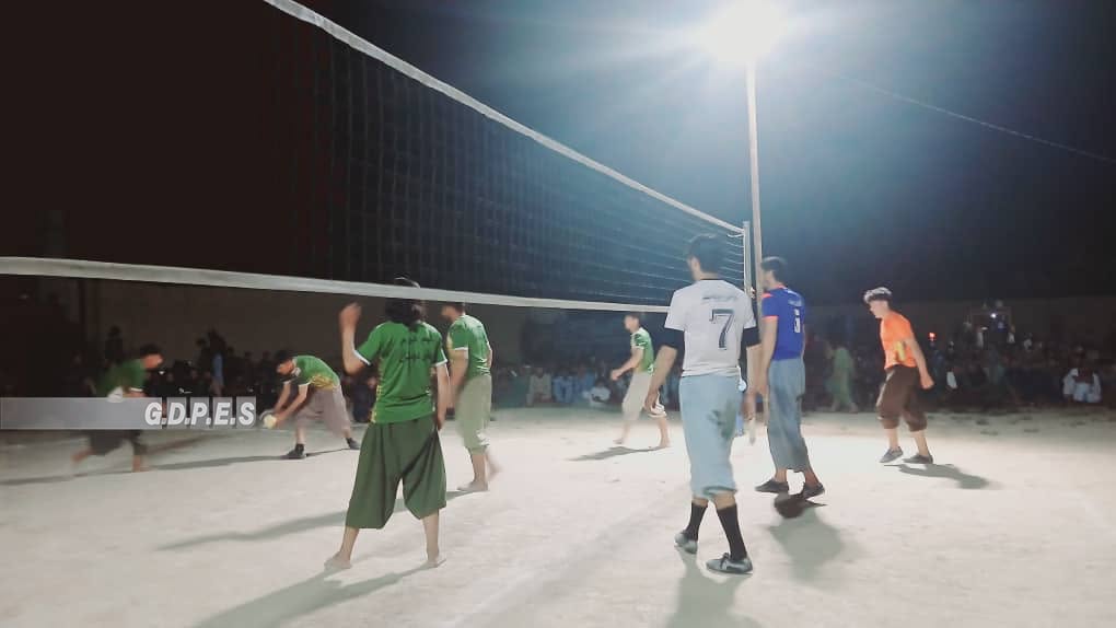 بلخ؛ دولت آباد ولسوالۍ کې د شپږو لوبډلو ترمنځ د والیبال سیالۍ پای ته ورسېدې