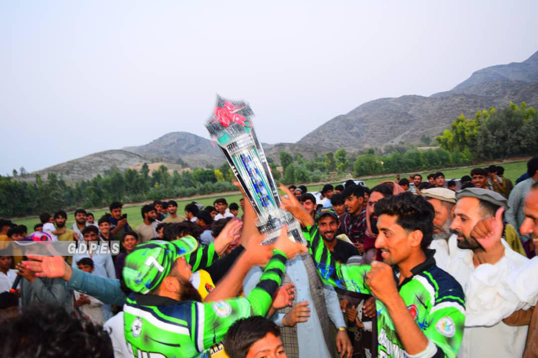 ننګرهار؛ مومند درې ولسوالۍ کې د ٦٤ لوبډلو ترمنځ د ټېپ بال کرېکټ سیالۍ پای ته ورسېدې