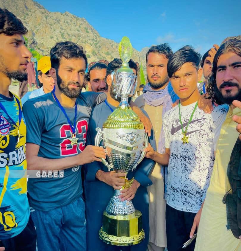 ننګرهار؛ دور بابا ولسوالۍ کې د ١٢ لوبډلو ترمنځ د ټېپ بال کرېکټ سیالۍ پای ته ورسېدې